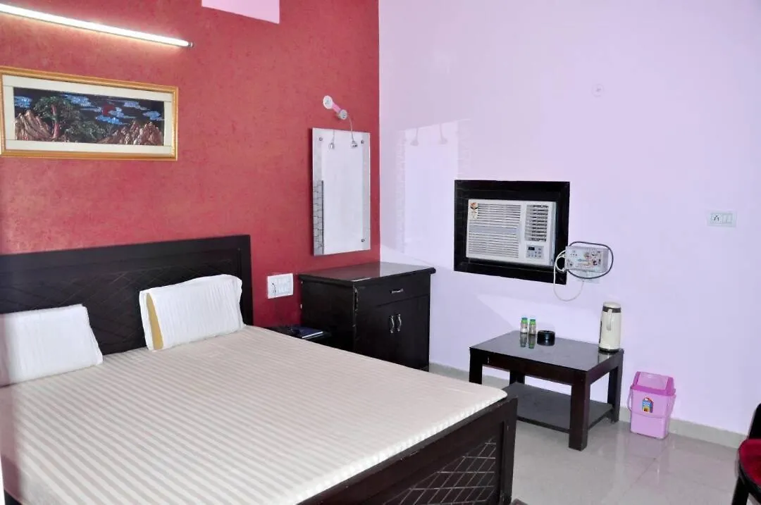 Hotel Tourist Bar & Restaurant Agra  3*, Agra (Uttar Pradesh)